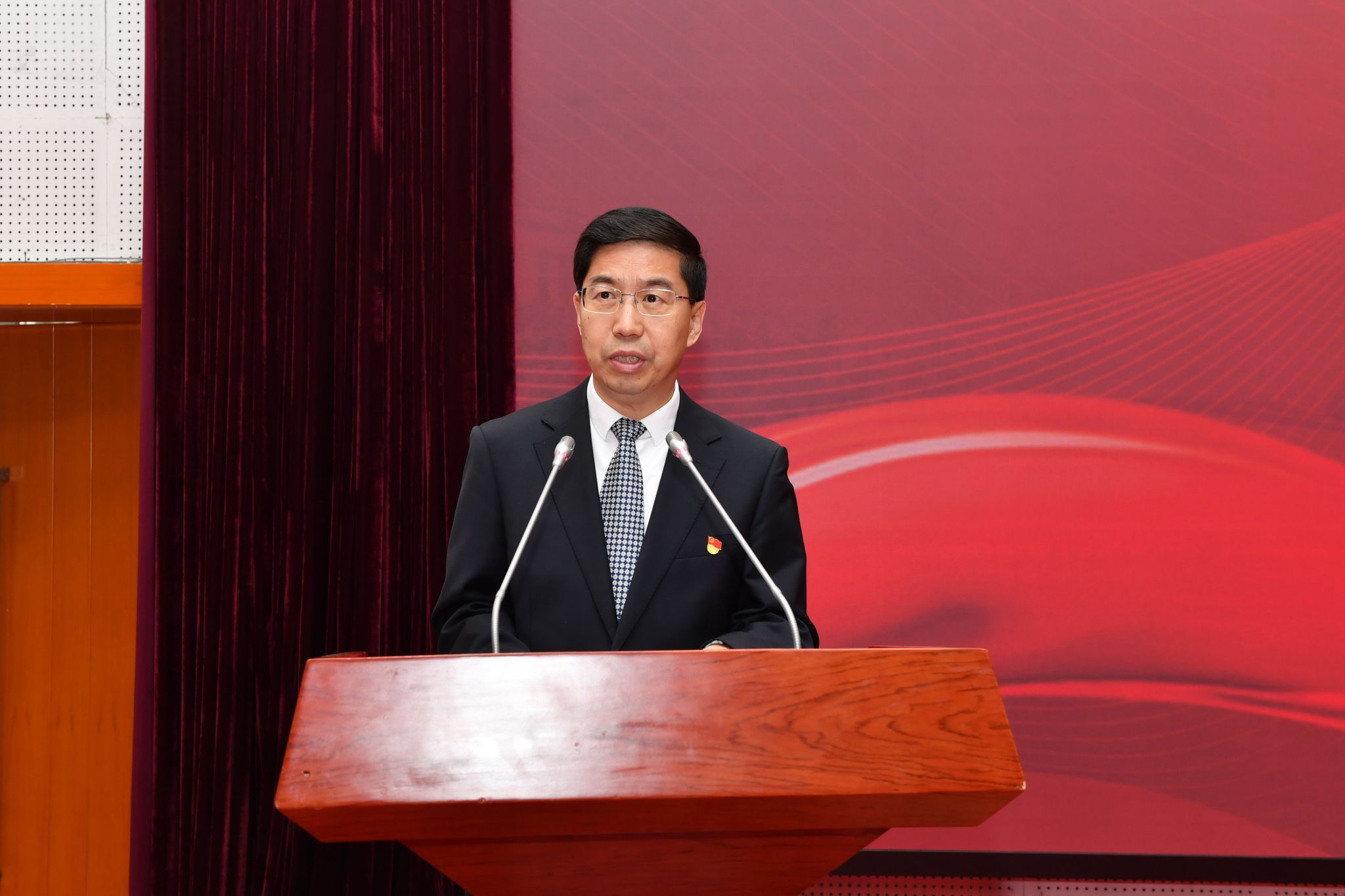 明博体育学校举行纪念五四运动106周年暨五四表彰会(图1)