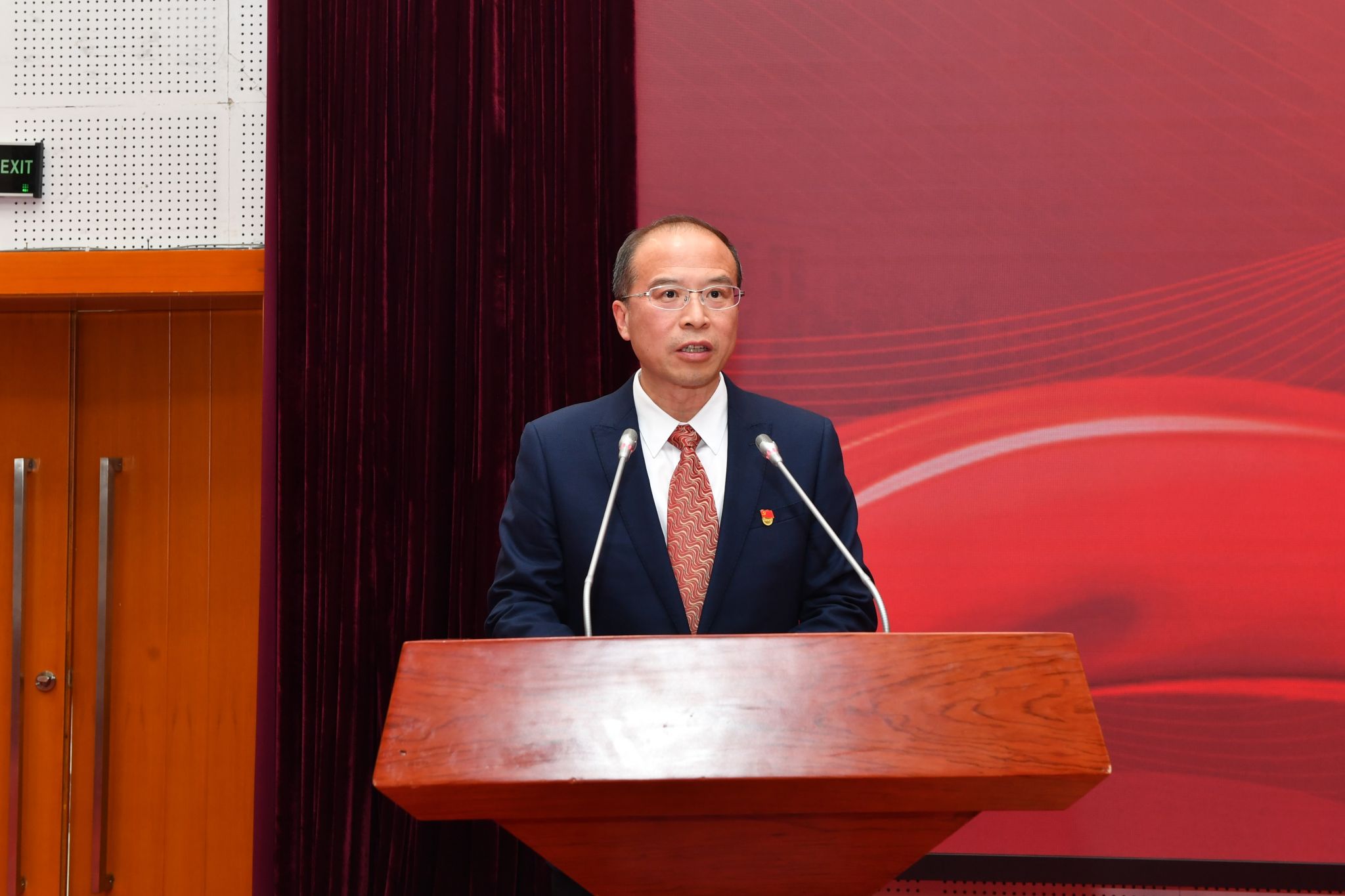 明博体育学校举行纪念五四运动106周年暨五四表彰会(图2)